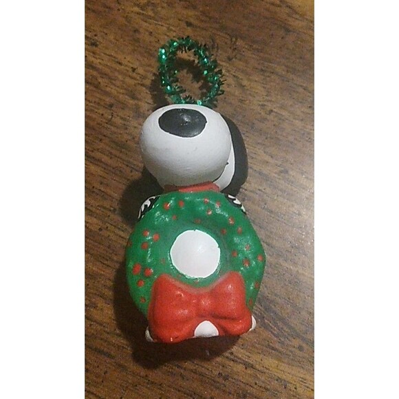 Vintage Ceramic Peanuts Snoopy Holding Wreath Ornament Christmas - Picture 2 of 4